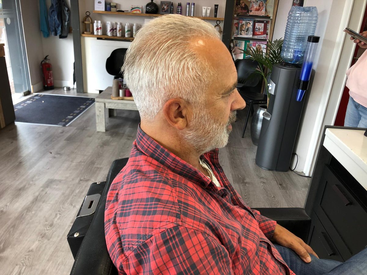 Klant wordt geknipt in de kappersstoel bij Kapsalon Deniz Ermelo