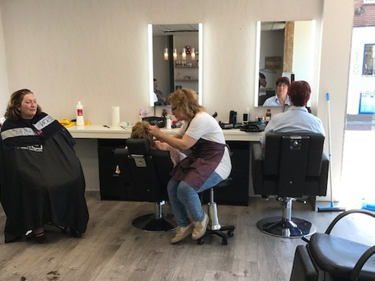 Drukke werkvloer van Kapsalon Deniz aan de Stationsstraat in Ermelo