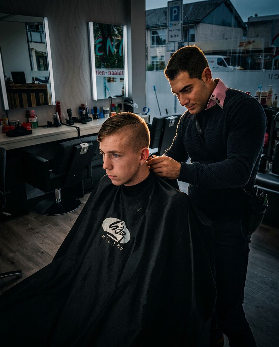 Kapper van Kapsalon Deniz aan het werk in de salon in Ermelo